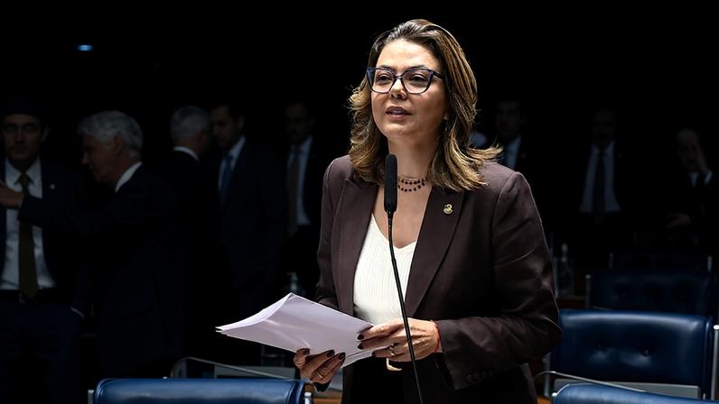 À bancada, em pronunciamento, senadora Leila Barros (PDT-DF).