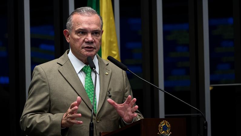 À tribuna, em discurso, senador Wellington Fagundes (PL-MT).