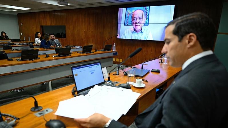 À mesa, presidente da CMMPV 1.341/2026, deputado Gabriel Nunes (PSD-BA), conduz reunião.