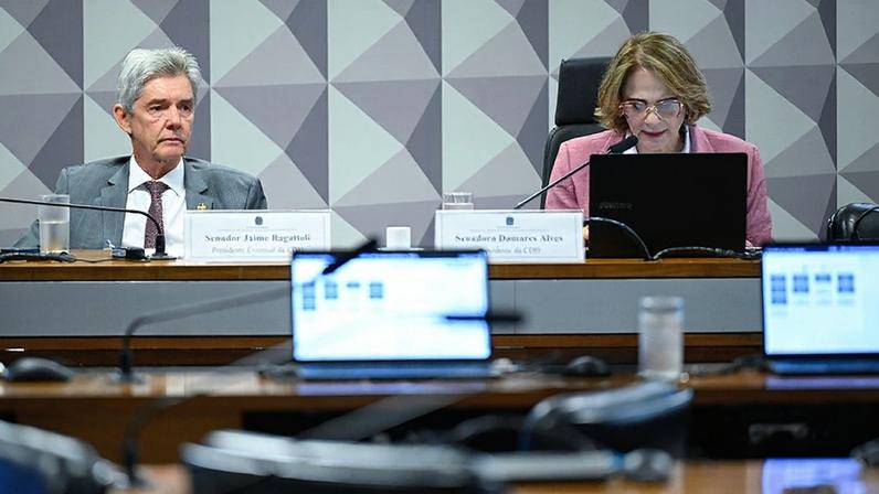 Mesa: senador Jaime Bagattoli (PL-RO); presidente da CDH, senadora Damares Alves (Republicanos-DF), conduz reunião.