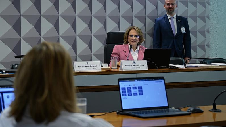 À bancada, suplente do senador Wilder Morais, Izaura Cardoso.