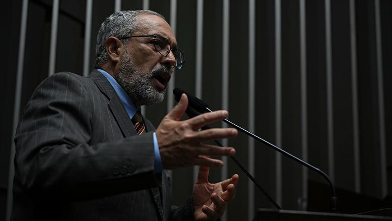 Em discurso, à tribuna, senador Paulo Paim (PT-RS).