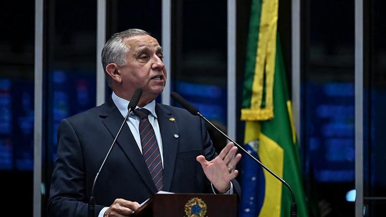 À tribuna, em discurso, senador Izalci Lucas (PL-DF).