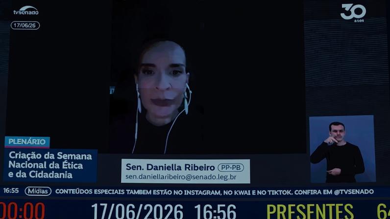 Telão exibe, via videoconferência, pronunciamento da senadora Daniella Ribeiro (PP-PB).