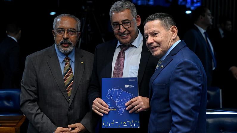 (E/D): senador Paulo Paim (PT-RS); prefeito de Porto Alegre, Sebastião Melo; senador Hamilton Mourão (Republicanos-RS).
