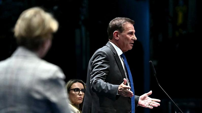 À bancada, em pronunciamento, senador Vanderlan Cardoso (PSD-GO).