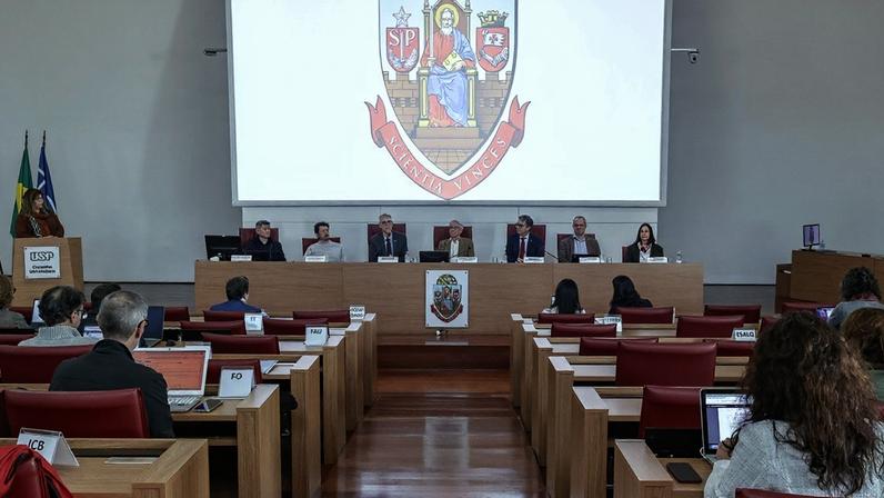 Em cerimônia realizada na Sala do Conselho Universitário, foram entregues as premiações às quatro melhores semanas de recepção aos calouros, além do reconhecimeento a 31 unidades que participaram da iniciativa com propostas – Foto: Marcos Santos/USP Imagens