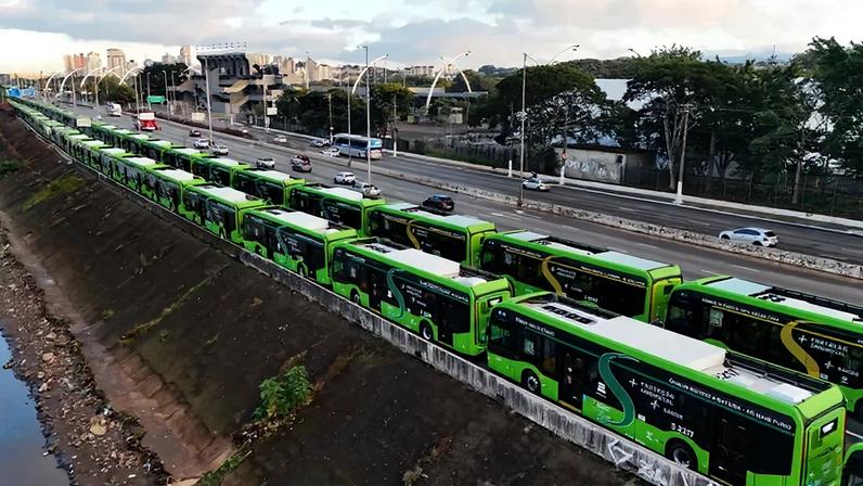 A ampliação da frota integra uma estratégia mais ampla da gestão municipal voltada à redução de emissões e à melhoria da qualidade do ar