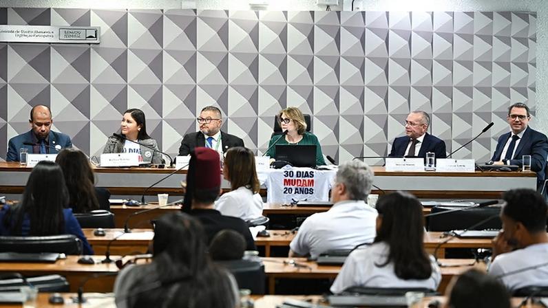 Mesa: jornalista e mãe de paciente, Berenice Oliveira Leite Lacerda; diretora-executiva da Smile Train Brasil e Regional para América Latina, Camila Rocha e Silva; presidente da CDH, senadora Damares Alves (Republicanos-DF); médico – cirurgião plástico - representante da Sociedade Brasileira de Cirurgia Plástica e especialista em cirurgia reconstrutiva craniofacial, Marconi Delmiro; representante do Hospital de Reabilitação de Anomalias Craniofaciais (HRAC) - Centrinho da Universidade de São Paulo (USP), Cristiano Tonello.