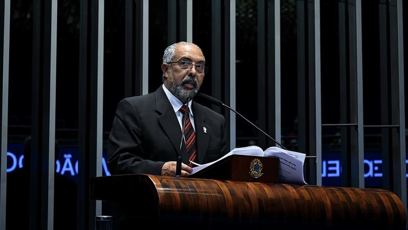 Em discurso, à tribuna, senador Paulo Paim (PT-RS).