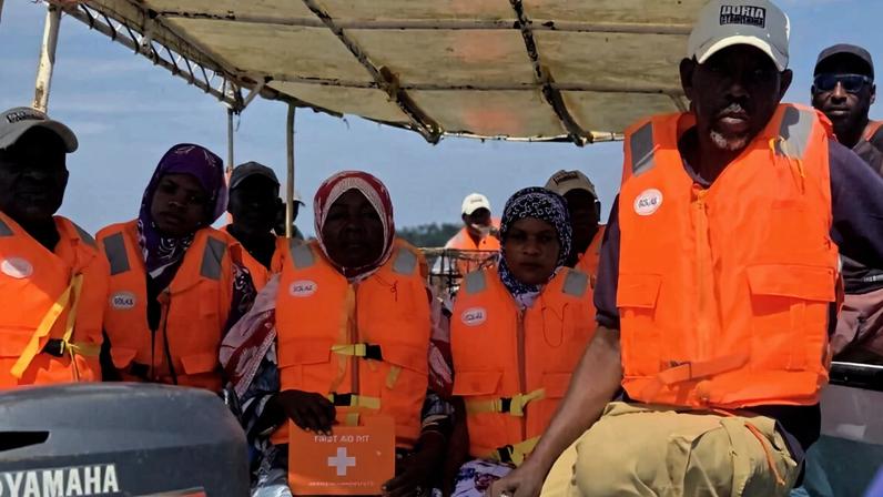 Mulheres patrulham as águas de Pemba, Tanzânia, para proteger o mar