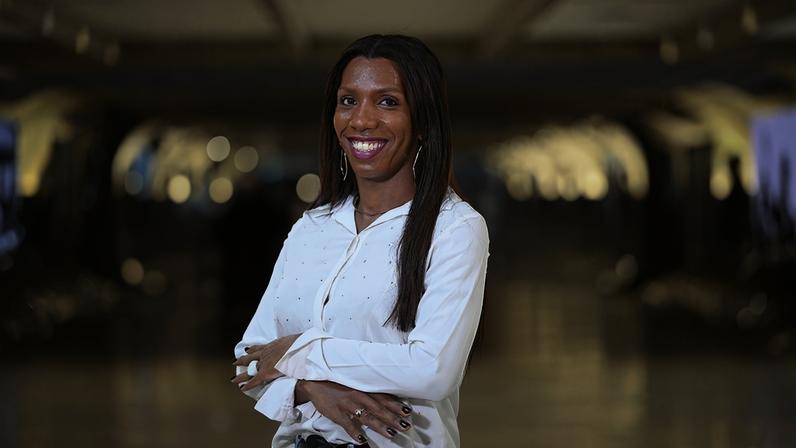 (Scarlety Pereira) :"Mais apoio às cotas de emprego, que é uma maneira eficaz de combater a discriminação e promove a diversidade no local de trabalho. Então, que tenham mais Scarlet, mais Indies, mais Maria Luisa dentro do Senado, não só em uma cobertura de férias, mas com um trabalho mais extenso, uma garantia. Somos tirada da escola, não temos a oportunidade de trabalhar, de estudar. Às vezes, tiram até o nosso direito de viver. Brasil é o país que mais mata mulheres e homens trans no mundo. Então, estar aqui ocupando esse lugar, mesmo que seja temporário, nos dá uma esperança de que algo novo venha e de que várias oportunidades serão direcionadas a todas nós, a comunidade trans.