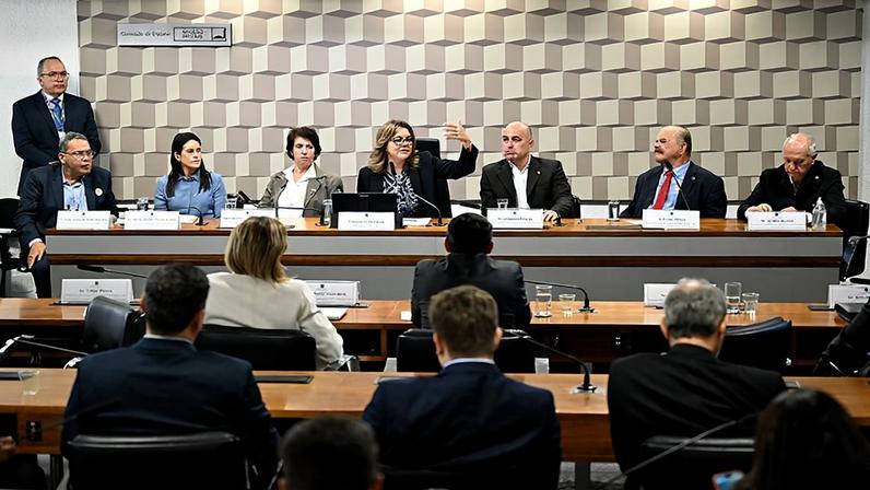 Mesa: chefe de Assessoria de Participação Social e Diversidade (MEsp), Paulo Afonso de Araújo Quermes; coordenadora-geral de Esporte Educacional da Secretaria Nacional de Esporte Amador, Educação, Lazer e Inclusão Social (MEsp), Mariana Ferreira Cassiano de Abreu; vice-presidente do Conselho Regional de Educação Física do Distrito Federal (CREF7), Marcia Ferreira Cardoso Carneiro; presidente da CEsp, senadora Leila Barros (PDT-DF) - em pronunciamento; gerente-executivo de Educação e Fomento do Comitê Olímpico do Brasil (COB), Sebástian Pereira; presidente do Comitê Brasileiro de Clubes (CBC), Paulo Maciel; presidente da Confederação Nacional de Clubes (Fenaclubes), Arialdo Boscolo.