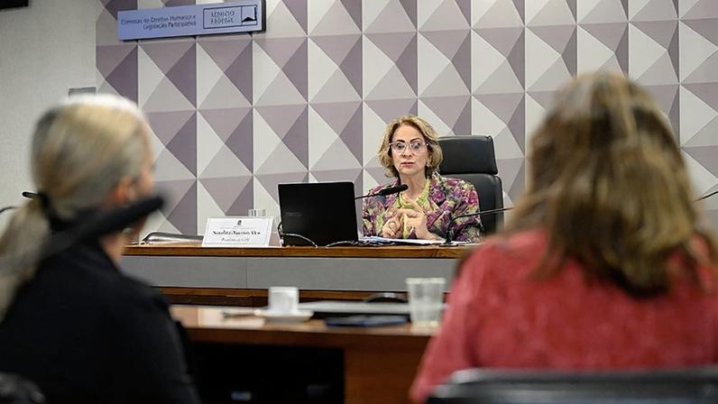 À mesa, presidente da CDH, senadora Damares Alves (Republicanos-DF), conduz audiência.