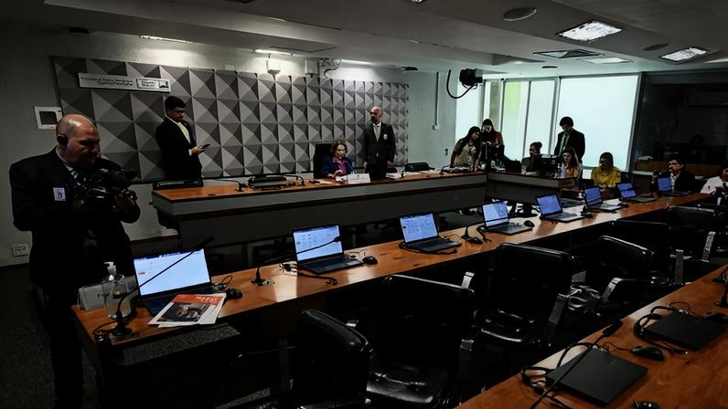 À mesa, presidente da CDH, senadora Damares Alves (Republicanos-DF), conduz reunião.