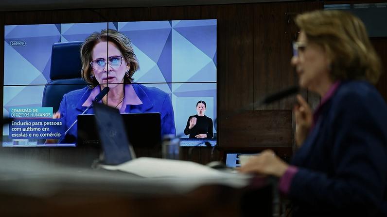 Mesa: presidente da CDH, senadora Damares Alves (Republicanos-DF).