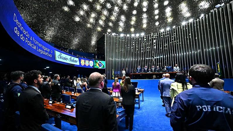 Mesa: diretor da Polícia Legislativa da Câmara dos Deputados, Jasson Rocha Rodrigues Júnior; requerente desta sessão, deputado Alberto Fraga (PL-DF); requerente e presidente desta sessão, senador Izalci Lucas (PL-DF); diretora da Secretaria Legislativa do Congresso Nacional, Roberta Lys de Moura Rochael; diretor da Secretaria de Polícia do Senado Federal (Spol) em exercício, Gilvan Viana Xavier; diretor da Polícia Legislativa da Câmara Legislativa do Distrito Federal (CLDF), Luiz Alberto Alves Ferreira.