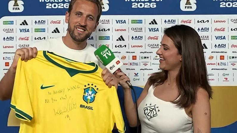 Harry Kane recebe camisa autografada por Ronaldo Fenômeno durante entrevista concedida à CazéTV