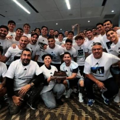 Jogadores argentinos homenageiam Messi com camisa especial