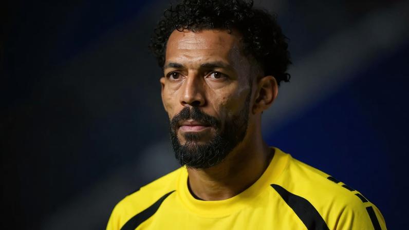 'Nunca vivi com meus pais': destaque absoluto em empate histórico de Cabo Verde com Espanha na Copa 2026, goleiro Vozinha, de 40 anos, superou tragédia familiar que lhe rendeu o apelido.