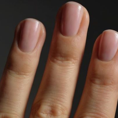 Manicure simples e sofisticada com unhas peroladas favorita em casamentos 2026