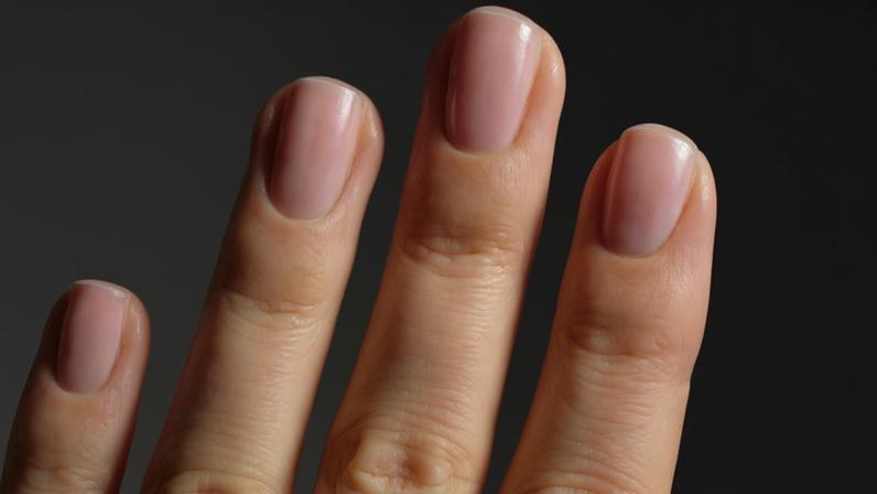 A manicure simples e sofisticada com unhas peroladas 2026 escolhida pelas convidadas e noivas em casamentos.