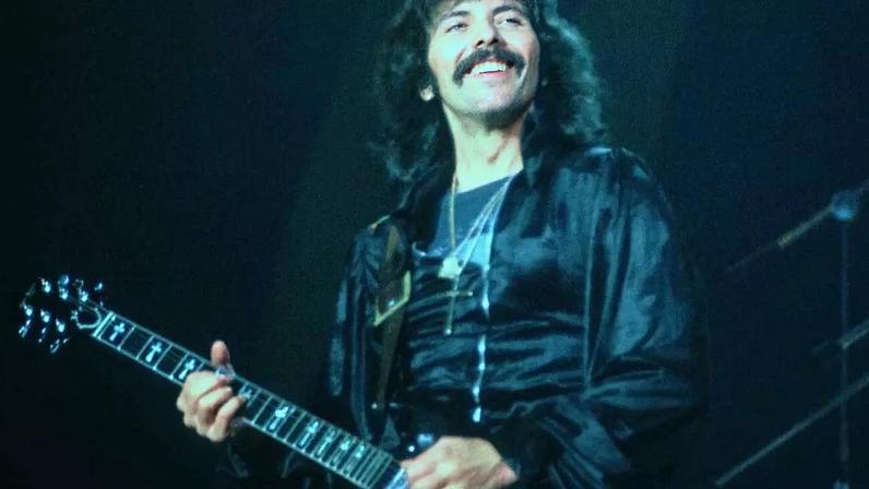 Tony Iommi tocando guitarra em 1978