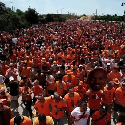 Torcida holandesa faz festa em Dallas antes da estreia na Copa do Mundo