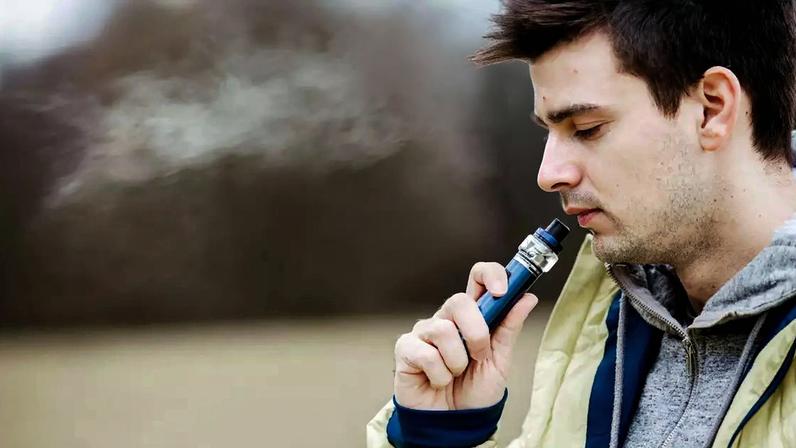 Pesquisadores descobriram que os compostos químicos usados para dar refrescância ao vape aumentam o risco de arritmias graves