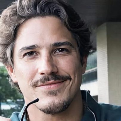 Romulo Arantes Neto fala sobre morte do pai e relação com padrasto Otávio Muller
