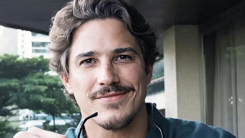 Romulo Arantes Neto abriu o coração ao falar da saudade do pai, Romulo Arantes, e da relação construída com o padrasto, Otavio Muller