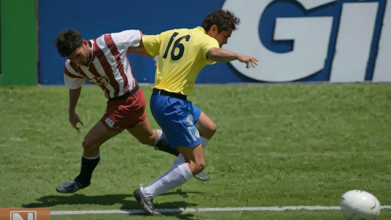 Leonardo acertou uma cotovelada violenta em Tab Ramos no confronto entre Brasil e EUA nas oitavas de final da Copa de 1994 –