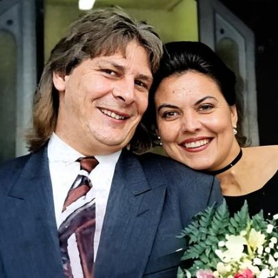 No saguão de chegadas, a dúvida cede ao ver alguém com rosa vermelha