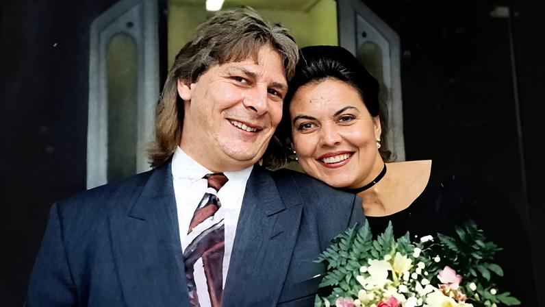 No saguão de chegadas, a dúvida cede ao ver alguém com rosa vermelha