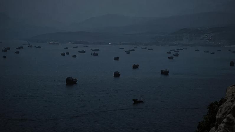 Navios ancorados no Estreito de Ormuz, vistos de Musandam, Omã, em 11 de junho de 2026.