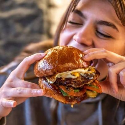 Porções dobraram: cientistas revelam como indústria manipula a fome