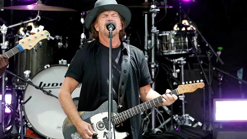 Eddie Vedder durante a abertura do Barack Obama Presidential Center