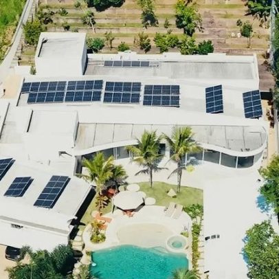 Mansão de Tato, do Falamansa, tem 1.900 m², 4 suítes e praia no jardim