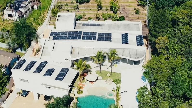 Mansão do cantor Tato, do Falamansa, fica em terreno com 1,9 mil metros quadrados - casa em si soma 975 metros quadrados, e a parte externa, onde está a 'praia', 400 metros quadrados.