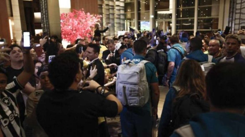 Neymar foi o mais celebrado na saída do hotel –