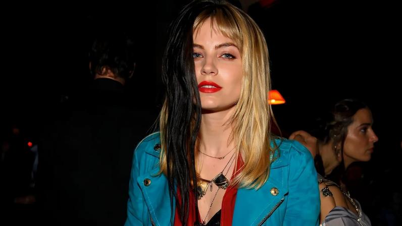 Daveigh Chase no filme 'O Chamado' e em 2013 (Fotos: divulgação e Donato Sardella / WireImage via Getty Images)