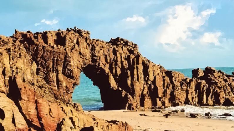 Pedra Furada é atração turística em praia de Jericoacoara (CE)