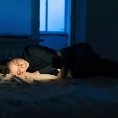 Dormir com luz acesa pode aumentar o risco de doenças cardíacas