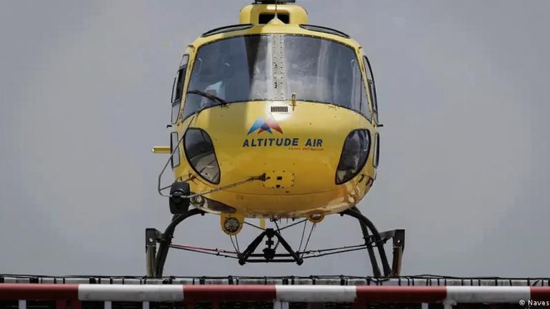 Paramédicos ajudam a transportar Dawa Sherpa de helicóptero até um hospital em Katmandu