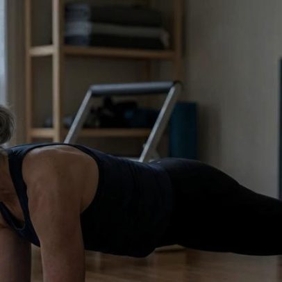 Três melhores exercícios para o core após os 60, segundo treinadores