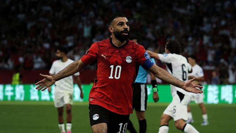 Mohamed Salah, camisa 10 do Egito, comemora o segundo gol de sua equipe durante a partida entre Nova Zelândia e Egito