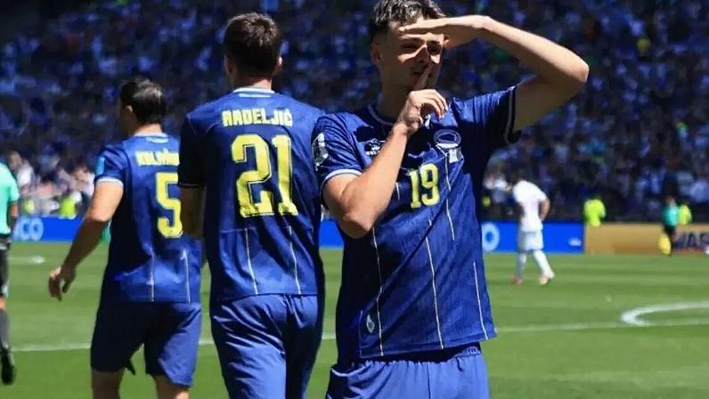 Jogadores de Bósnia e Catar disputam jogada pelo alto –