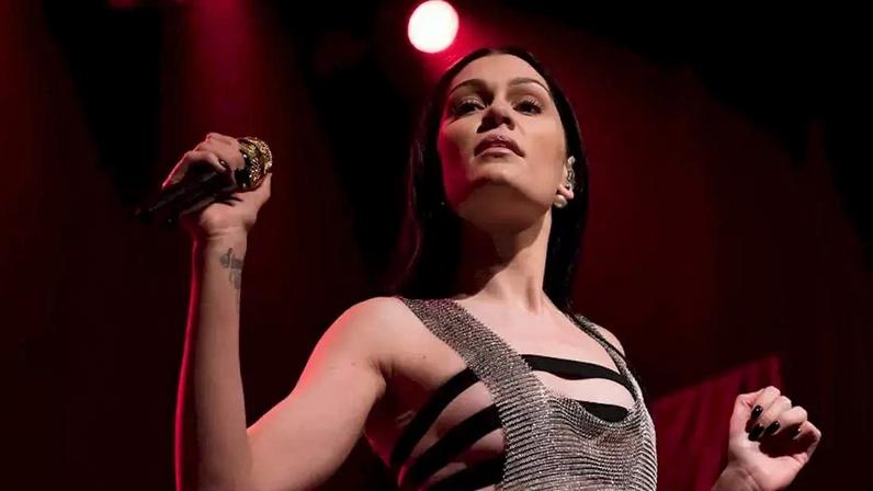 Jessie J sente que o câncer de mama 'roubou' dela o tempo com seu filho