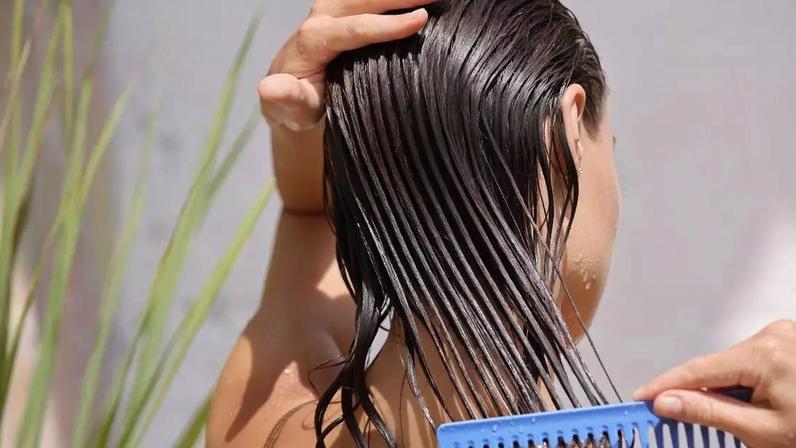 Veja o efeito de dormir com o cabelo molhado no frio