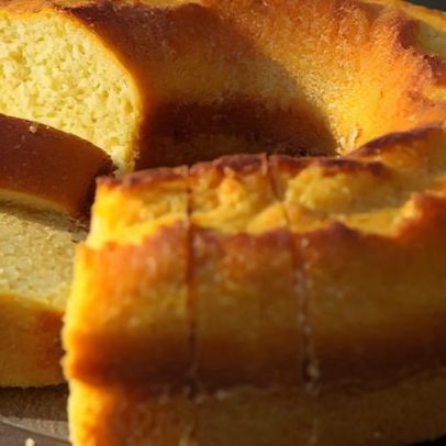 Bolo de fubá com coco sem glúten é opção fofinha para o café da tarde